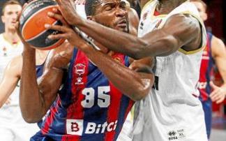 Nnoko es hostigado por Faye en el último compromiso continental. Foto: Jorge Muñoz