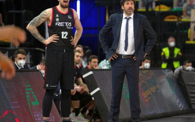 Álex Mumbrú y Ondrej Balvin, en la banda en uno de los duelos del Bilbao Basket.