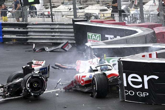 El coche de Mick Schumacher se partió en dos tras un accidente.