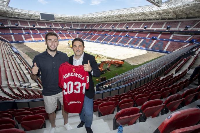 Moncayola y Braulio Vázquez posan con el estadio como fondo.