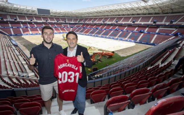Moncayola y Braulio Vázquez posan con el estadio como fondo.