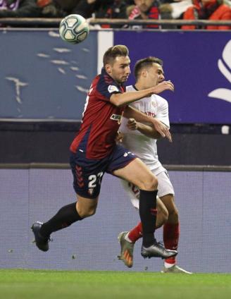 Pugna entre Moncayola y Reguilón durante el Osasuna-Sevilla de la temporada 2019-2020.