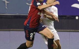 Pugna entre Moncayola y Reguilón durante el Osasuna-Sevilla de la temporada 2019-2020.