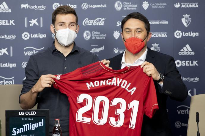 Moncayola y Braulio, con la camiseta que anuncia la renovación del jugador.