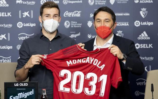 Moncayola y Braulio, con la camiseta que anuncia la renovación del jugador.