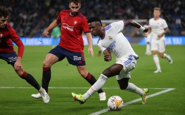 Moncayola cubre a Vinicius durante una internada del delantero. Moncayola cubre a Vinicius durante una internada del delantero.