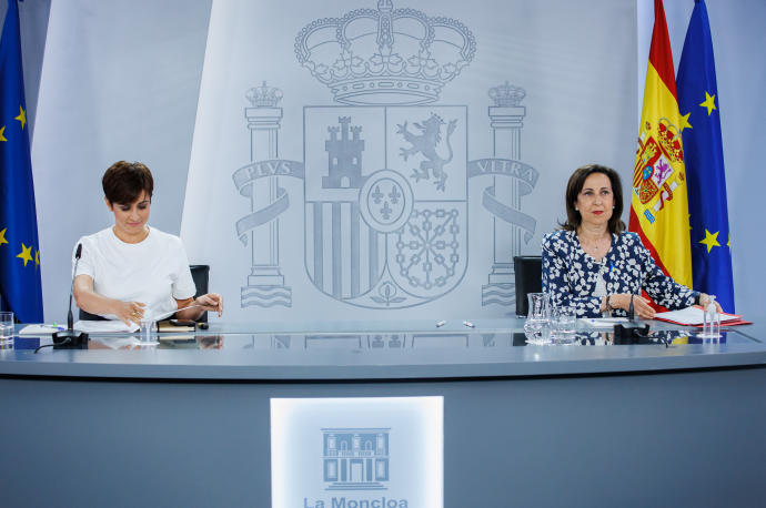 La ministra de Política Territorial y portavoz del Gobierno español, Isabel Rodríguez (i), y la ministra de Defensa, Margarita Robles, durante la rueda de prensa posterior al Consejo de Ministros.