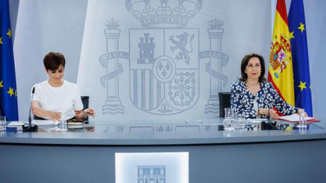 La ministra de Política Territorial y portavoz del Gobierno español, Isabel Rodríguez (i), y la ministra de Defensa, Margarita Robles, durante la rueda de prensa posterior al Consejo de Ministros.