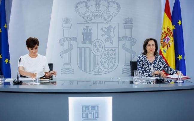 La ministra de Política Territorial y portavoz del Gobierno español, Isabel Rodríguez (i), y la ministra de Defensa, Margarita Robles, durante la rueda de prensa posterior al Consejo de Ministros.