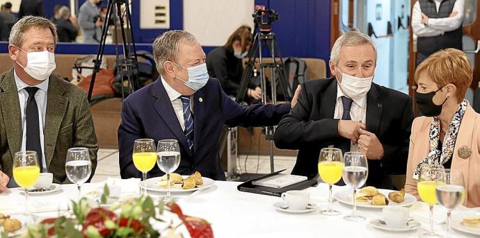 Iñigo Ucin, segundo por la derecha, junto con los consejeros vascos Bingen Zupiria, Pedro Azpiazu y Arantxa Tapia ayer en el Fórum Europa celebrado en Bilbao. Foto: Efe