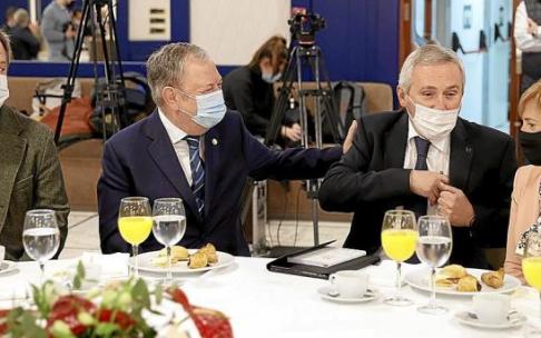 Iñigo Ucin, segundo por la derecha, junto con los consejeros vascos Bingen Zupiria, Pedro Azpiazu y Arantxa Tapia ayer en el Fórum Europa celebrado en Bilbao. Foto: Efe
