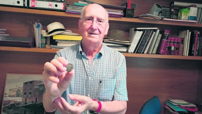 Ricardo Ros, con una de las monedas de su colección que ha ido subiendo a redes cada día de fiestas. Foto: Javier Arizaleta