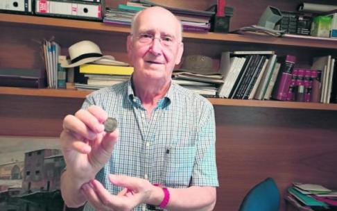 Ricardo Ros, con una de las monedas de su colección que ha ido subiendo a redes cada día de fiestas. Foto: Javier Arizaleta