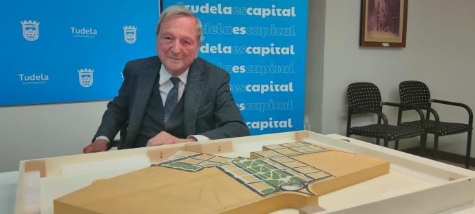 Rafael Moneo muestra la maqueta del futuro barrio de Gardachales