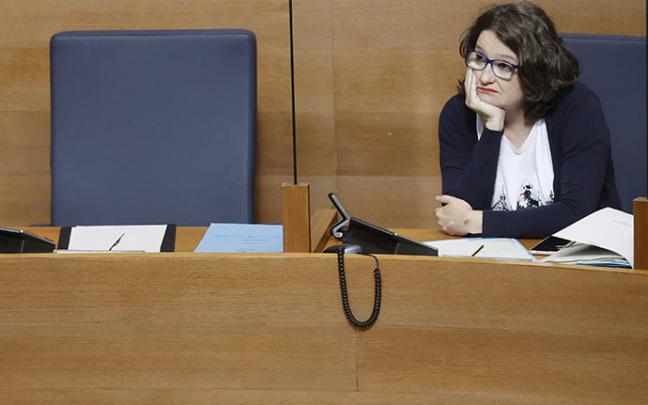 Mónica Oltra en su escaño en Les Corts Valencianes. Mónica Oltra en su escaño en Les Corts Valencianes.
