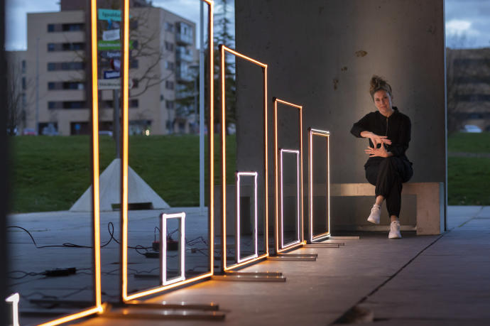 Monika Aranda, junto a las cinco figuras que conforman 'Cuadrando', instalación artística expuesta esta semana en Sarriguren.