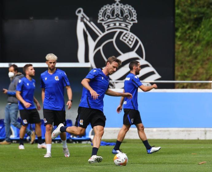 Monreal, junto a varios compañeros, en las instalaciones de Zubieta.