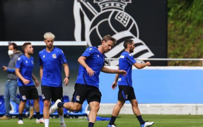 Monreal, junto a varios compañeros, en las instalaciones de Zubieta. Monreal, junto a varios compañeros, en las instalaciones de Zubieta.