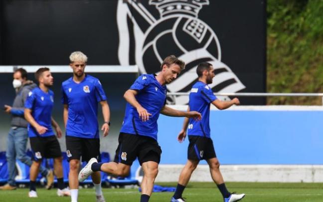 Nacho Monreal toca balón en un entrenamiento. Nacho Monreal toca balón en un entrenamiento.