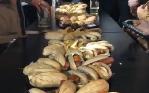 Los montaditos que pidió la cuadrilla. Los montaditos que pidió la cuadrilla.