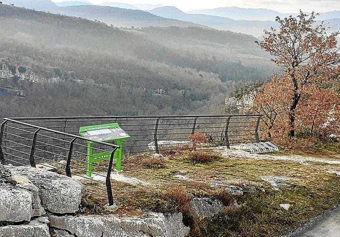 Vista del mirador del barranco de Igoroin, uno de los grandes atractivos naturales de Montaña Alavesa.