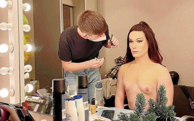 El artista Anakoz Merikaetxebarria, en el momento de la caracterización. El artista Anakoz Merikaetxebarria, en el momento de la caracterización.