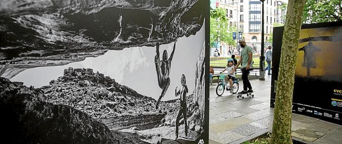 Una de la fotografías de escalada colocadas al aire libre hasta el 20 de junio. Fotos: Iker Azurmendi