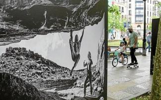 Una de la fotografías de escalada colocadas al aire libre hasta el 20 de junio. Fotos: Iker Azurmendi Una de la fotografías de escalada colocadas al aire libre hasta el 20 de junio. Fotos: Iker Azurmendi