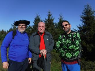 Koldo Zuloaga, con txapela (Retuerto); Andoni Ortuzar, presidente del EBB, y el autor de este artículo, el primero de enero de 2020, en Serantes (Bizkaia).