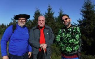 Koldo Zuloaga, con txapela (Retuerto); Andoni Ortuzar, presidente del EBB, y el autor de este artículo, el primero de enero de 2020, en Serantes (Bizkaia).