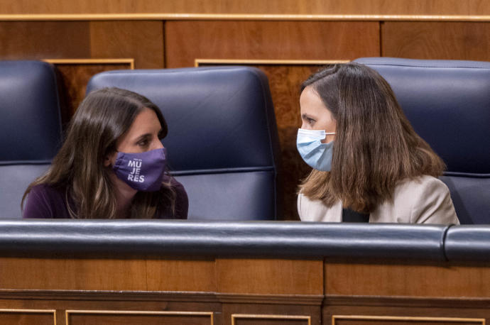 Irene Montero y Ione Belarra, en el Congreso.
