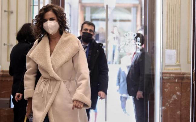 La ministra María Jesús Montero, a su llegada al Congreso. La ministra María Jesús Montero, a su llegada al Congreso.