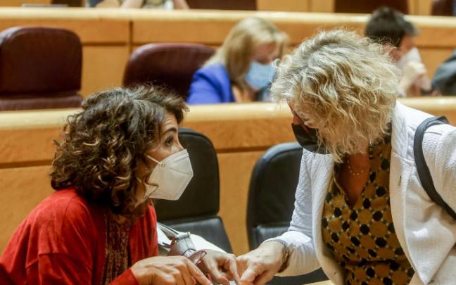 La ministra de Hacienda, María Jesús Montero, con la republicana Mirella Cortés La ministra de Hacienda, María Jesús Montero, con la republicana Mirella Cortés
