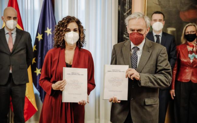 María Jesús Montero recibe el Libro Blanco de manos del presidente del Comité de Expertos, Jesús Ruiz-Huerta.