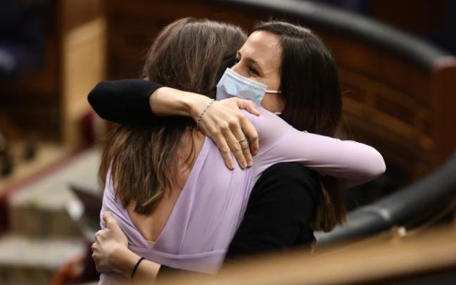 La ministra de Igualdad, Irene Montero (i), abraza a la ministra de Derechos Sociales y Agenda 2030, Ione Belarra.