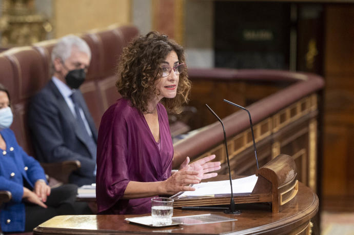 La ministra de Hacienda y Función Pública, María Jesús Montero, durante la primera jornada del debate