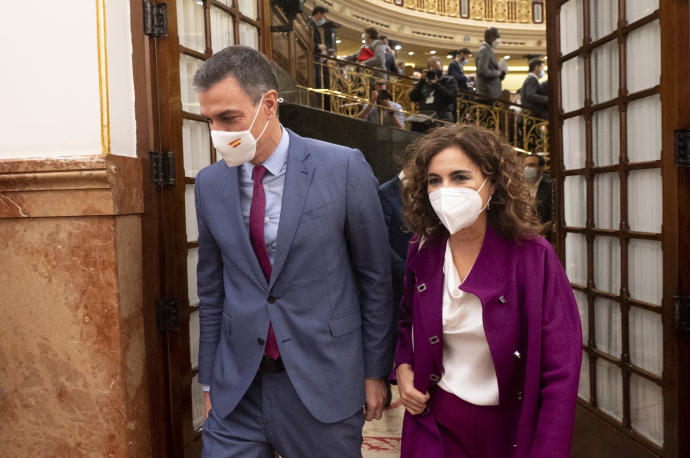 La ministra de Hacienda, María Jesús Montero, junto a Pedro Sánchez en el Congreso.
