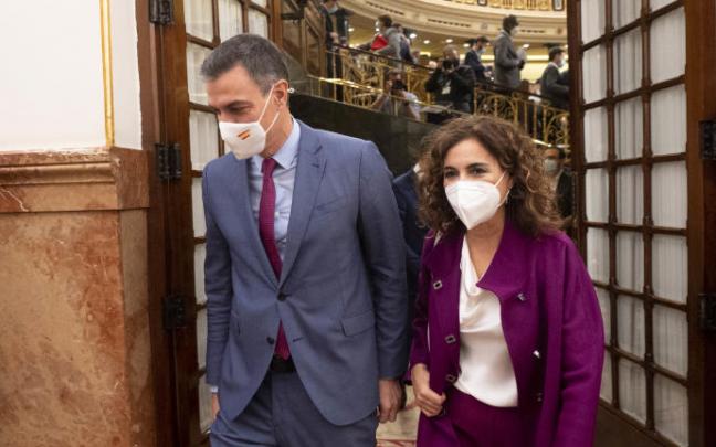 La ministra de Hacienda, María Jesús Montero, junto a Pedro Sánchez en el Congreso.