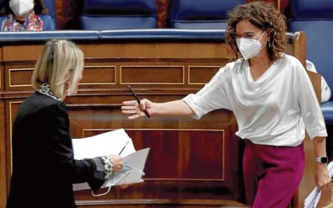 La ministra de Hacienda y Función Pública, María Jesús Montero, saluda a la diputada del PNV, Idoia Sagastizabal, ayer jueves en el Congreso.