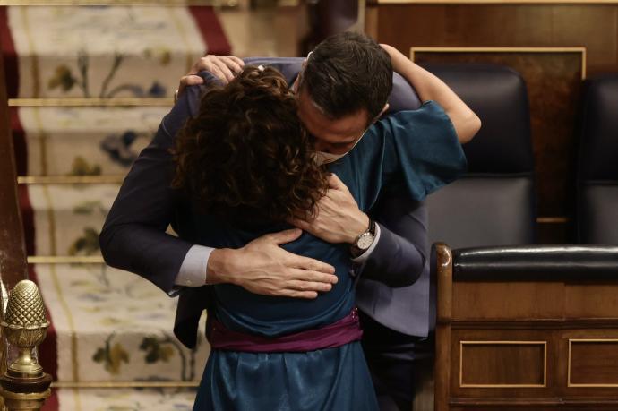 La ministra de Hacienda, María Jesús Montero, y Pedro Sánchez se abrazan después de los Presupuestos superaran su primer trámite en el Congreso