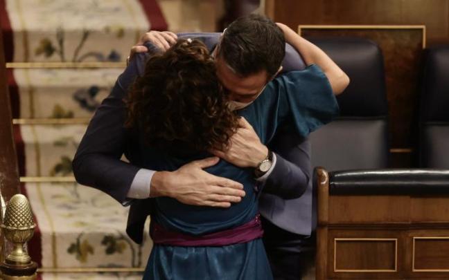 La ministra de Hacienda, María Jesús Montero, y Pedro Sánchez se abrazan después de los Presupuestos superaran su primer trámite en el Congreso La ministra de Hacienda, María Jesús Montero, y Pedro Sánchez se abrazan después de los Presupuestos superaran su primer trámite en el Congreso
