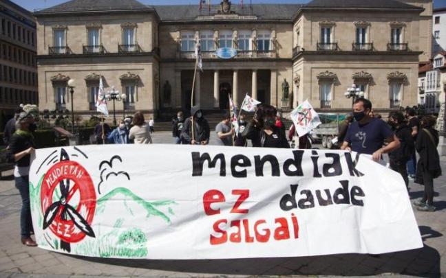 Concentración convocada por la asociación contra las centrales eólicas Mendiak Aske en protesta por los parques eólicos proyectados en Álava.