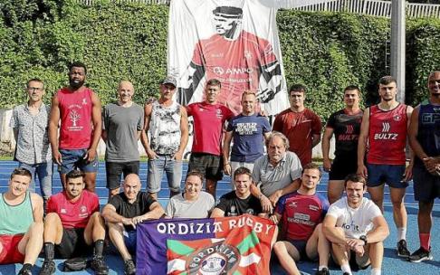 Jugadores, directivos y aficionados posan en Altamira con la bandera del club y la imagen de Kawa Leauma al fondo. Foto: Iker Azurmendi Jugadores, directivos y aficionados posan en Altamira con la bandera del club y la imagen de Kawa Leauma al fondo. Foto: Iker Azurmendi