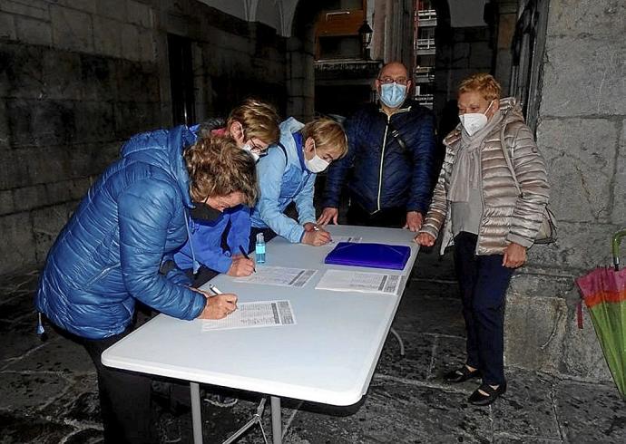 Recogida de firmas, ayer, en los arkupes del ayuntamiento.