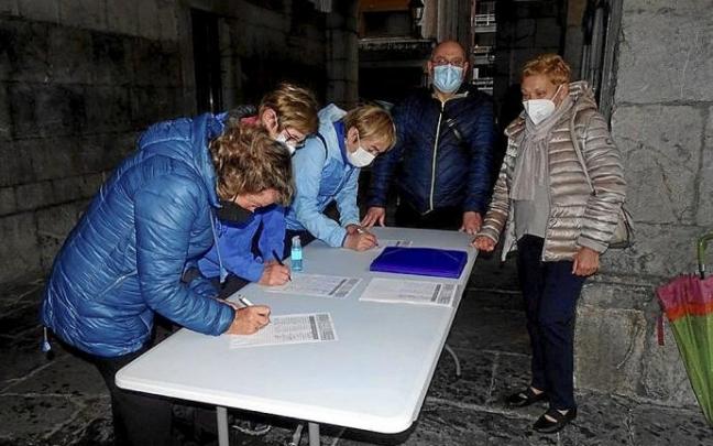Recogida de firmas, ayer, en los arkupes del ayuntamiento.