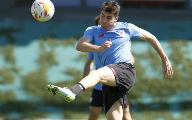 Morcillo golpea el balón durante un entrenamiento. Morcillo golpea el balón durante un entrenamiento.