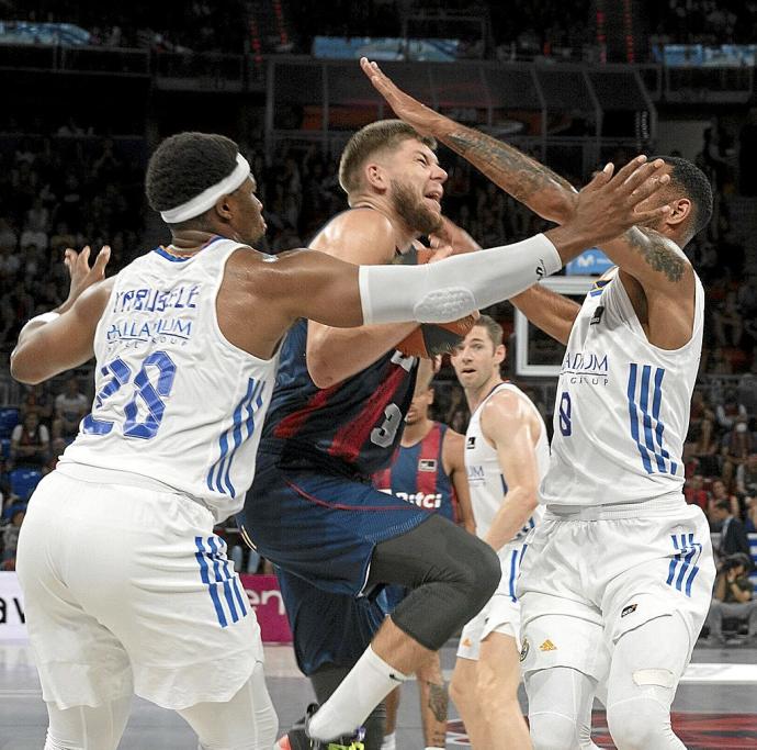 Hanga y Yabusele interceptan un avance de un desacertado Giedraitis hacia canasta. Foto: Alex Larretxi