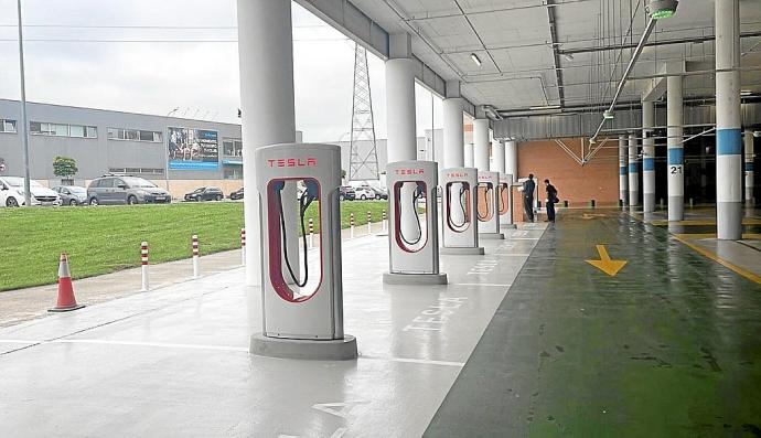 Los ocho supercargadores de la marca TESLA en el párking del centro comercial La Morea. Foto: Diario de Noticias