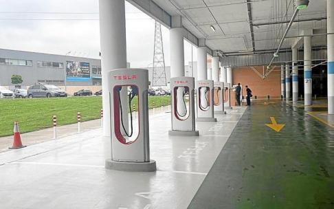 Los ocho supercargadores de la marca TESLA en el párking del centro comercial La Morea. Foto: Diario de Noticias