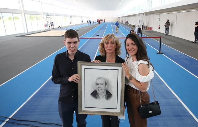 Iñigo, Leire e Isabel, hijos y mujer de Patxi Morentin, posan con su retrato en la inaguración del módulo que lleva su nombre.